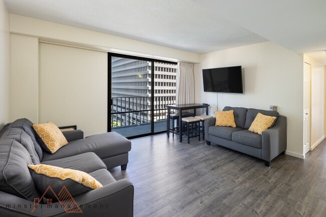 Photo - 225 Queen St Townhome