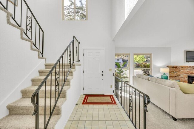 Building Photo - Beautiful 3 Bedroom 2.5 Bathroom Home in H...