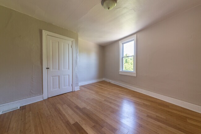 Foto del edificio - *AVAILABLE NOW* Super Affordable & Renovated 3 Bedroom Town House in the South Side Slopes!
