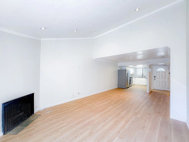 Building Photo - 620 W Hyde Park Blvd