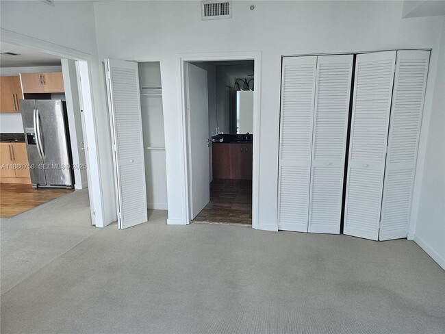 Foto del edificio - 300 S Biscayne Blvd