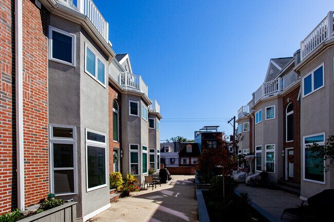 Building Photo - 304 Salter St