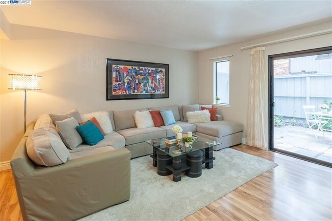 Foto del edificio - $3190 / 3 BR - GORGEOUS NEWARK TOWNHOME