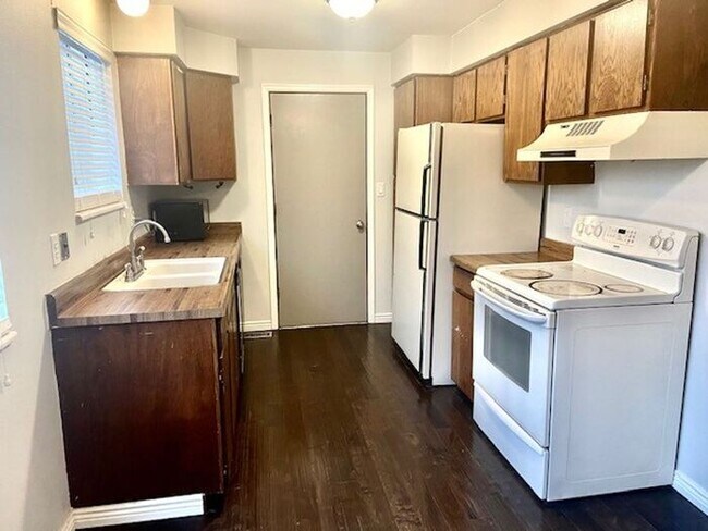 Building Photo - Gorgeous 4 Bed, 2 Bath Home in Central For...