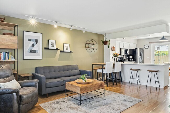 Foto del edificio - Beautifully Renovated Townhome-MUST SEE!!!