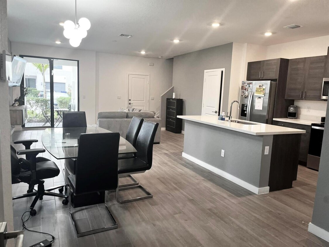 Foto del edificio - 393 NW 17th St