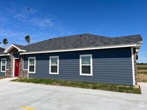 Building Photo - 2216 E Valley Cir