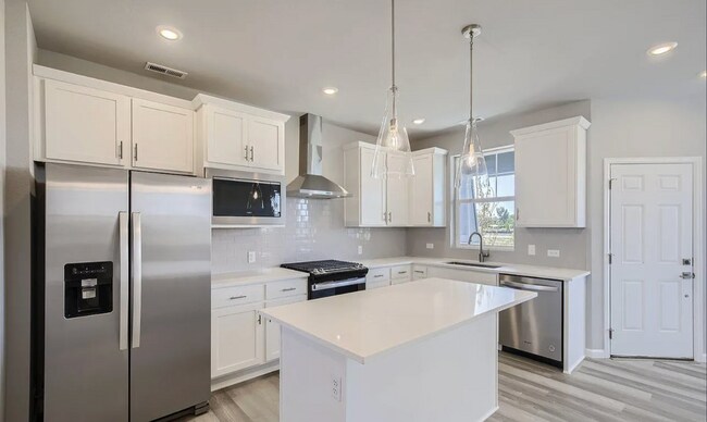 Foto del edificio - Stunning South-Facing Home with Mountain Views & Modern Finishes!