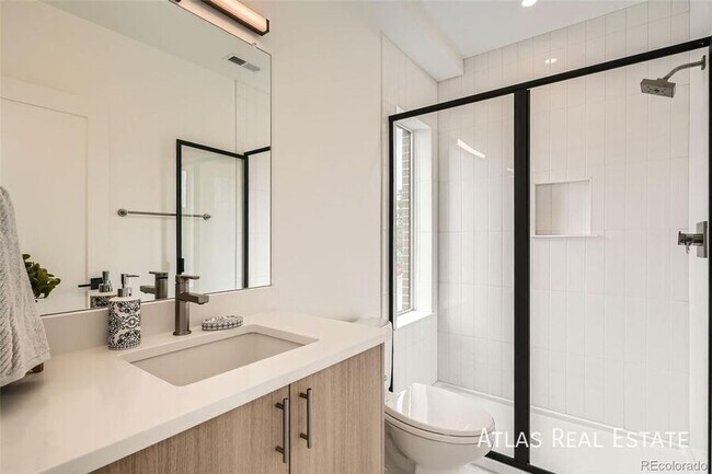 Foto del edificio - 115 W 2nd Ave