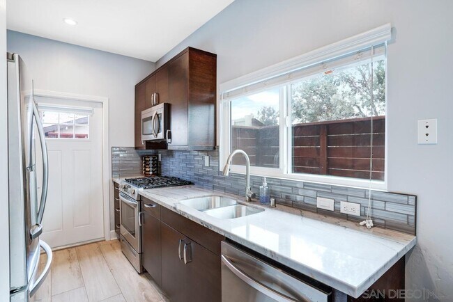 Building Photo - 672 Crest Dr