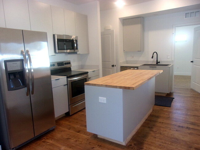 Building Photo - 7865 5th St