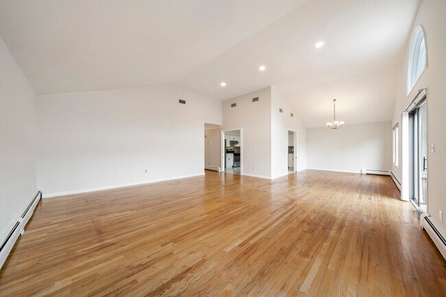 Building Photo - 422 3rd St