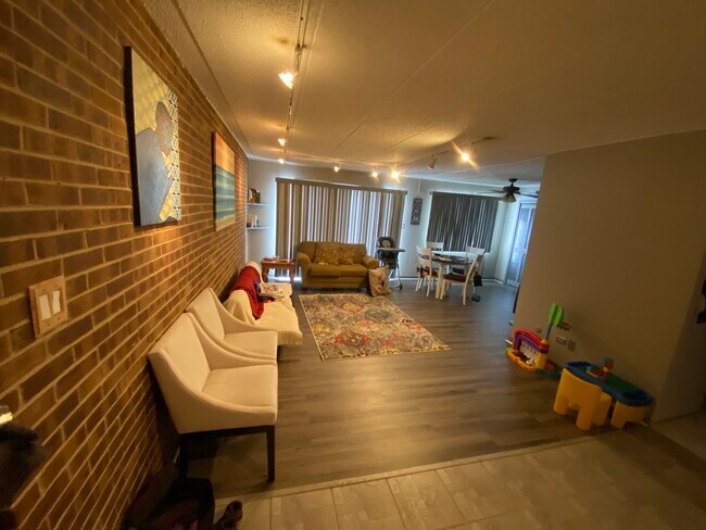 Foto del edificio - 10900 Central Ave