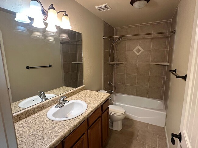 Building Photo - 3 bed 2 bath townhome!