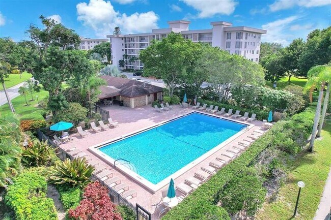 Foto del edificio - 3000 N Palm Aire Dr