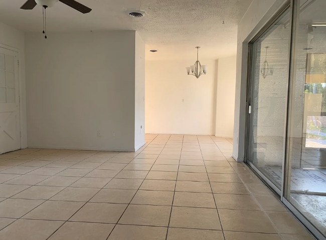 Building Photo - 2127 Bougainvillea St