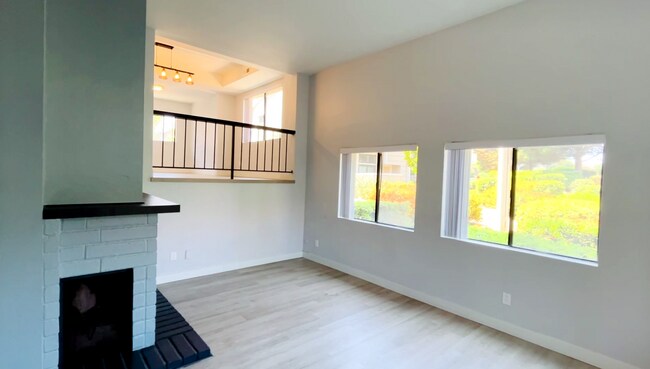 Building Photo - Sun-Drenched Tri-Level Townhome Just Minutes from UCSD & Westfield UTC!