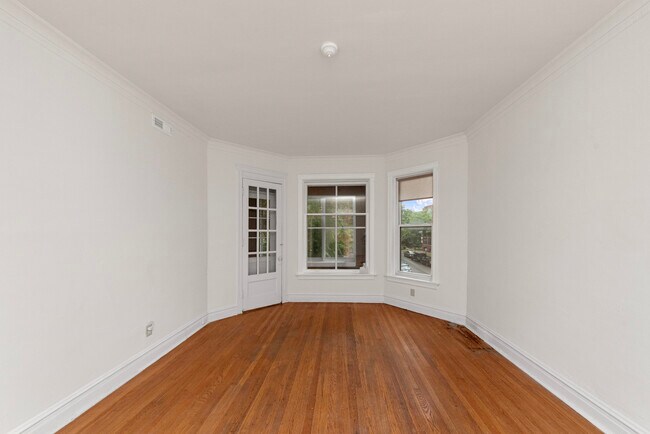 Building Photo - 1353 W Catalpa Ave