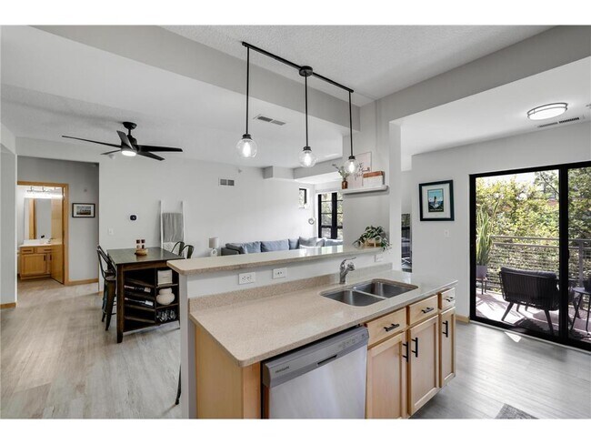 Foto del edificio - 2565 Franklin Ave