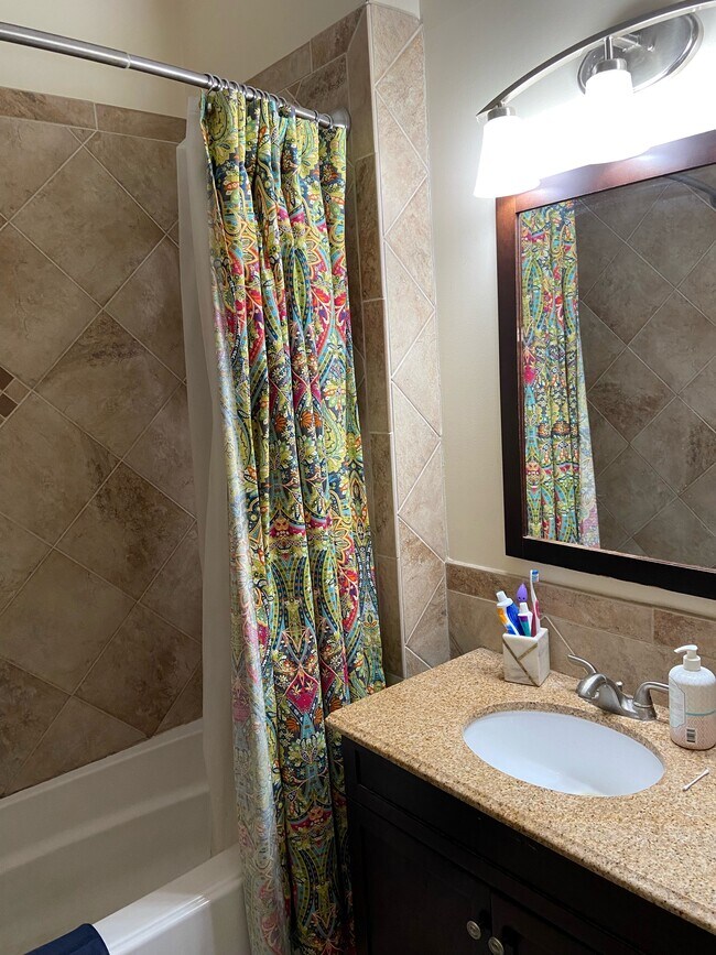 nuez12 - 317 S Aurora St