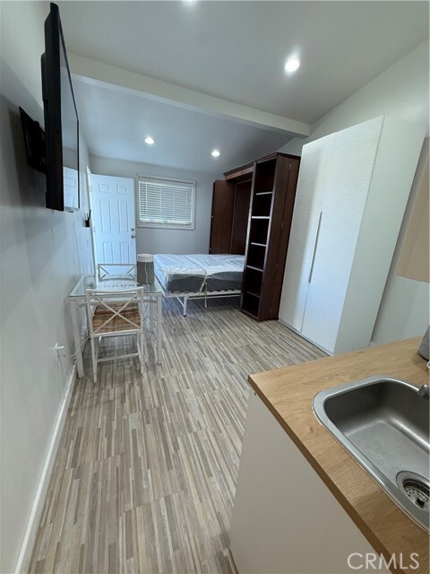 Foto del edificio - 9416 Cedar Ave