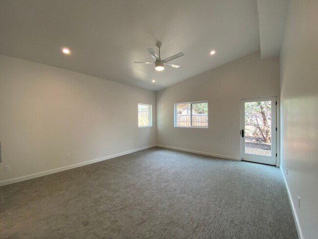 Foto del edificio - 100 W Hummingbird Ln