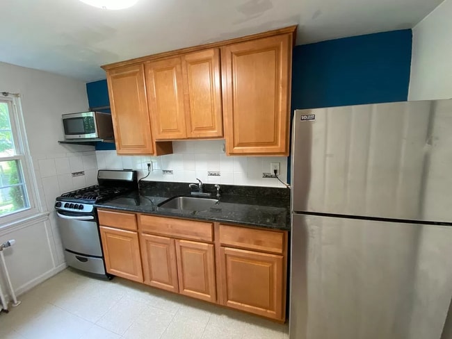 Kitchen w/granite counter - 190 Knickerbocker Rd