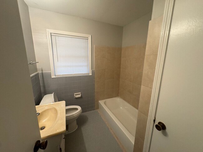 Foto del edificio - 4344 Walnut Hill Dr