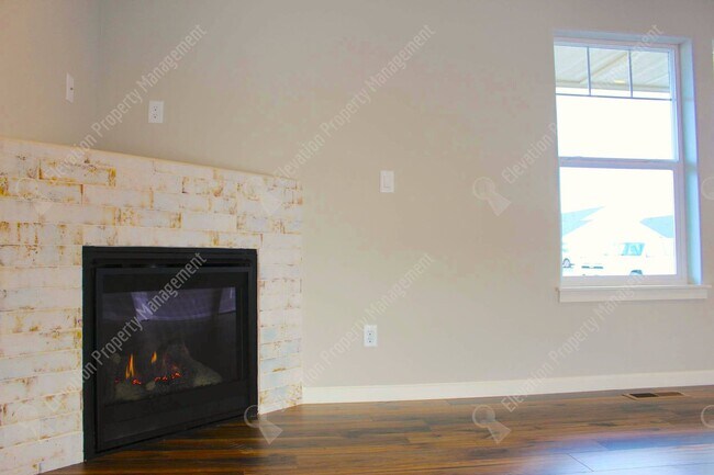 Foto del edificio - Newer single-level 3 BR home in NW Redmond with fenced backyard and RV parking