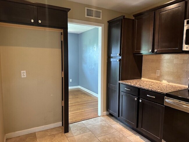 Foto del edificio - 817 E Carroll Ln