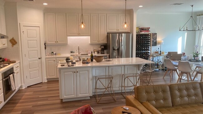 Kitchen - 9004 Southlawn Dr