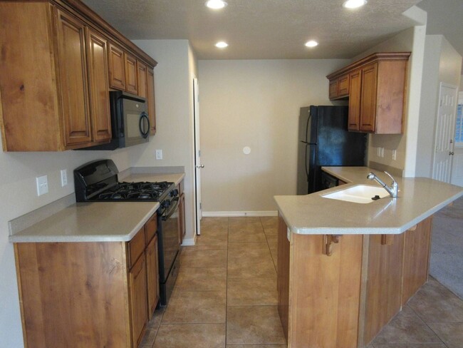 Building Photo - **Pending Application** 3 bedroom, 2 bathr...