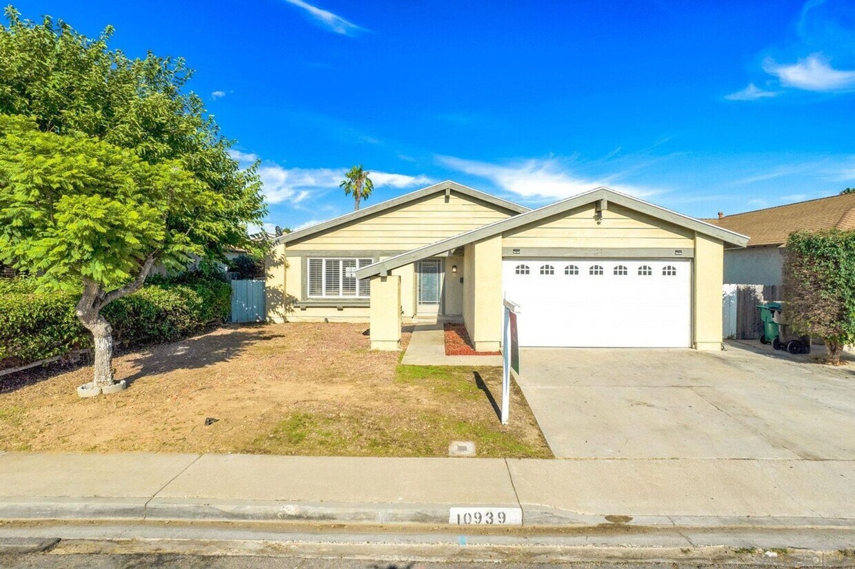 Foto principal - Beautiful 4 bedroom 2 bath home available ...