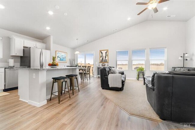 Foto del edificio - $500 OFF OCTOBER RENT!