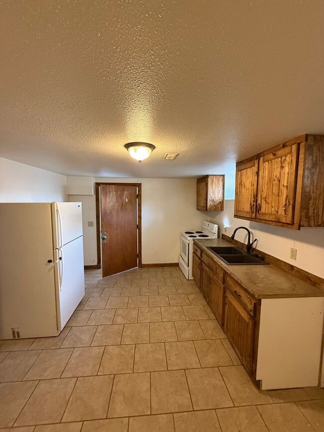 Building Photo - 227 W 14th St