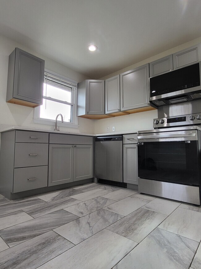 Kitchen with granite countertop - 1512A Sweetbriar Ave