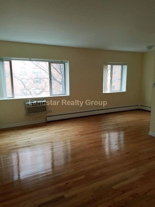 Primary Photo - 5820 N Kenmore Ave