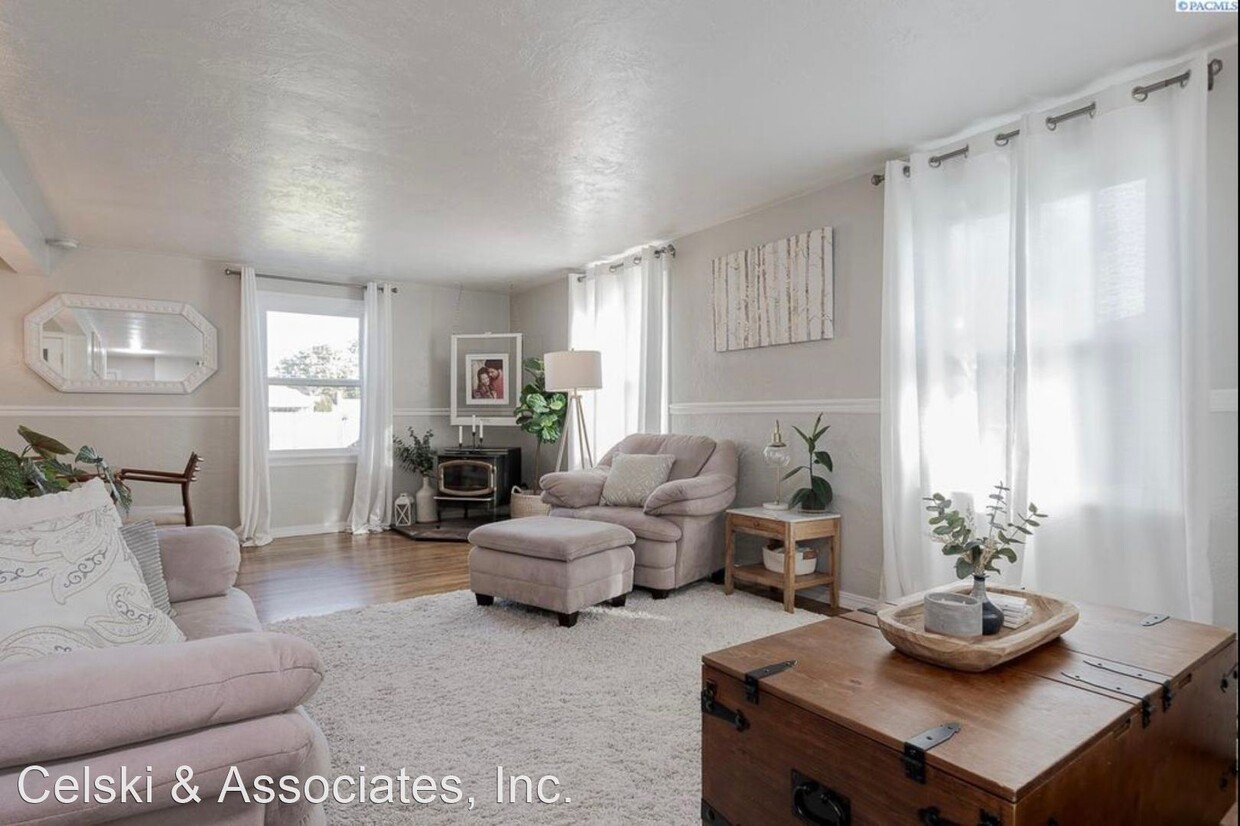 Primary Photo - 3 br, 3 bath House - 102 N Palouse St