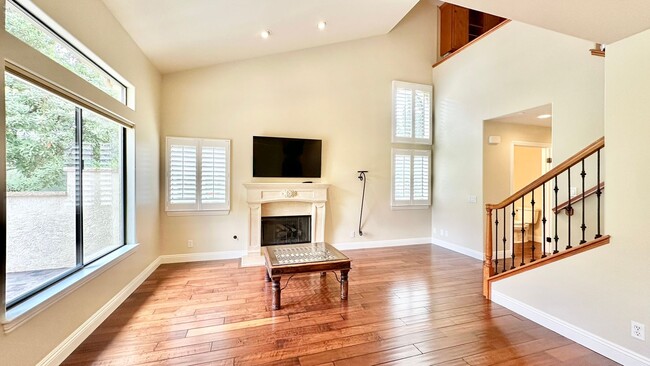 Building Photo - Stunning and Well Appointed High-End Two-S...