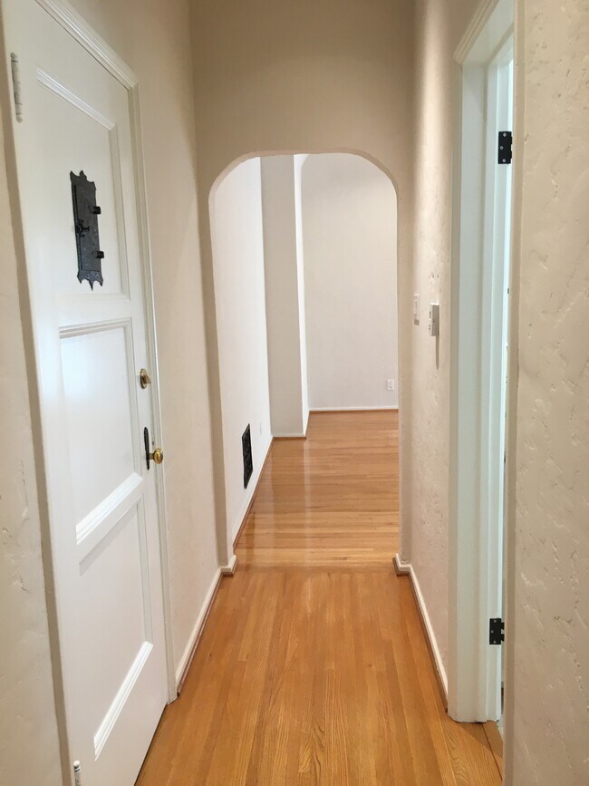 Building Photo - 438 S Maple Dr