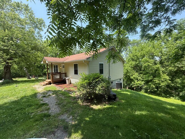Foto del edificio - Three Bedroom One Bath home available in C...