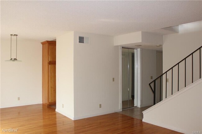 Building Photo - 3 br, 1.5 bath Condo - 238 Hillcrest Dr