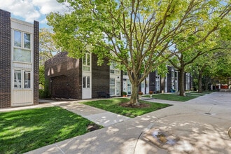 Building Photo - 1319 N Sandburg Terrace