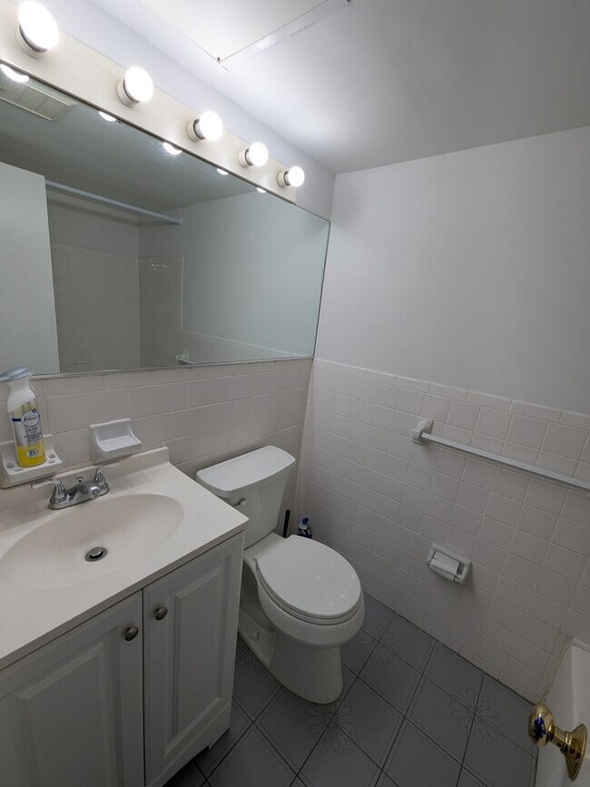 Building Photo - Lovely Condo - Northeast