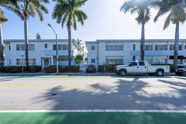 Foto del edificio - 8315 Byron Ave