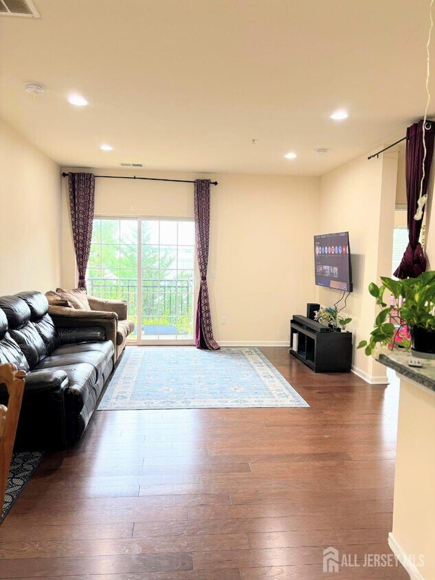 Building Photo - 626 Strassle Wy