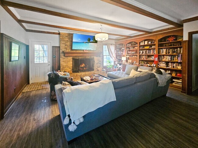 Foto del edificio - Charming brick home in beautiful Savannah offering four bedrooms and 2.5 bathrooms, Prime location!