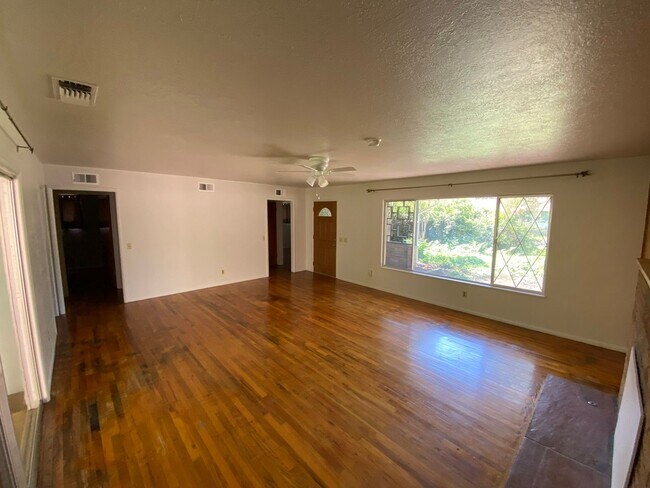Building Photo - Charming Home Near Lindo Channel