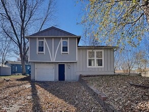 Building Photo - 923 NE Westwind Cir