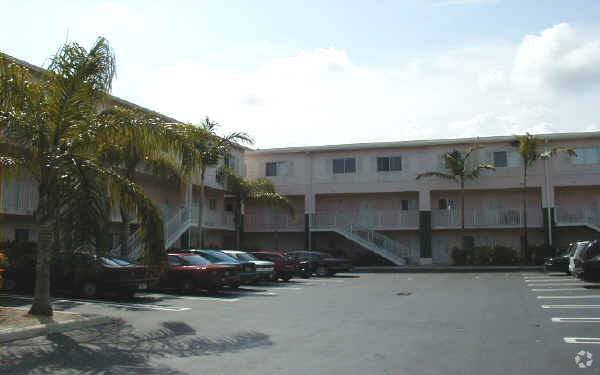 Building Photo - Groves At Kandall Lakes